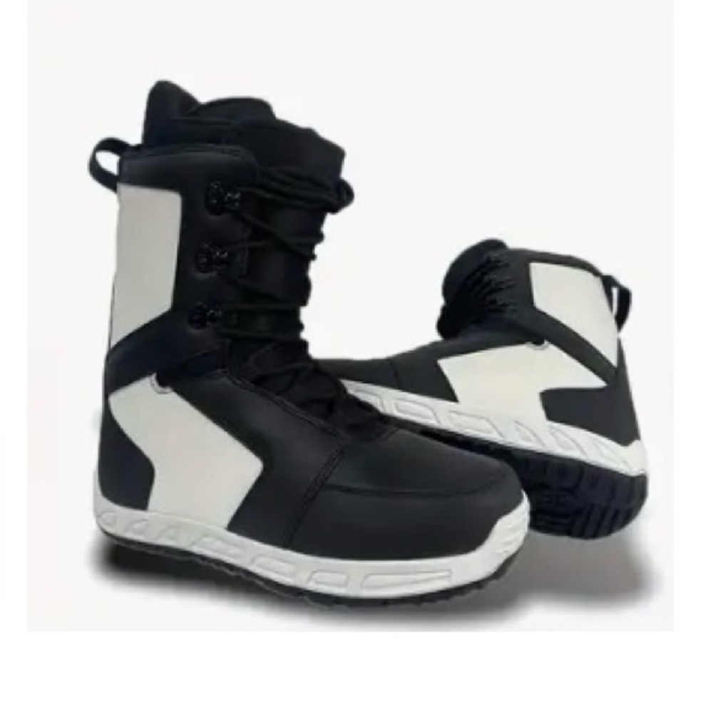 Snowboarding boots